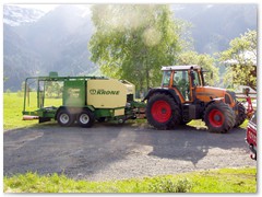 Fendt mit Krone Rundballenpresse und Wickler